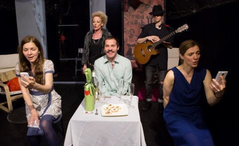 Két magas nő meg Ő