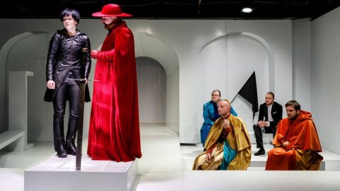 Jeanne  D'arc - a jelenidő vitrinjében