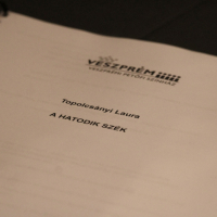 A VI. Lélektől-lélekig Színház Gyógyító Erejének Fesztiváljának egyik ősbemutatója: A HATODIK SZÉK!