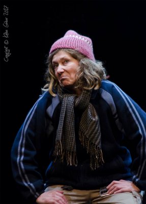 Maradjunk annyiban / One homeless woman show