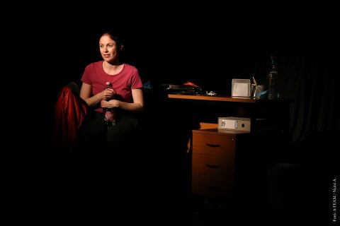 A negyvenkettedik széken ülő nő