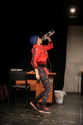 A negyvenkettedik széken ülő nő 