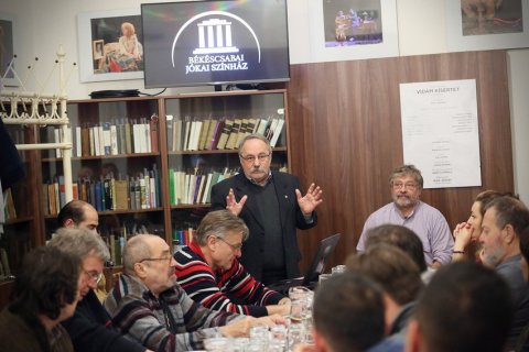 Szárnyad árnyékában