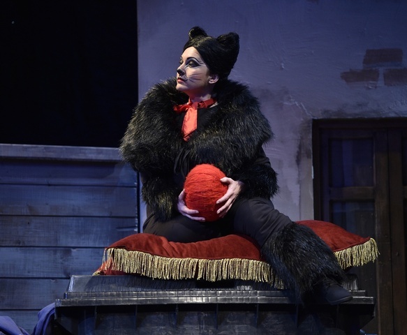 És közben szól a dal...