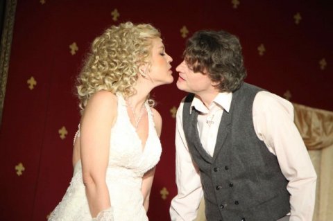 AZ ÖRDÖG NEM ALSZIK