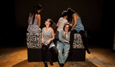 Próbálom túlkiabálni magam