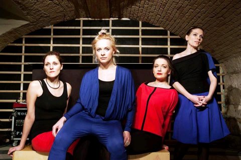 Szomjas férfiak sört isznak helyettem