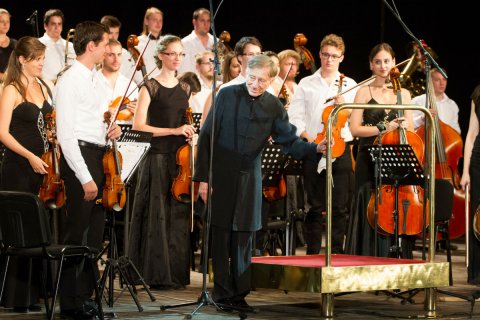 Vásáry Tamás és a Kodály Zoltán Ifjúsági Világzenekar - jótékonysági koncert Vásáry Tamás és a Kodály Zoltán Ifjúsági Világzenekar - jótékonysági koncert