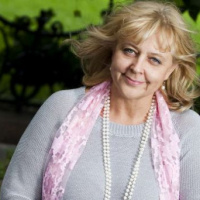 Kötelező olvasmány - Péterfy-Novák Éva: Apád előtt ne vetkőzz